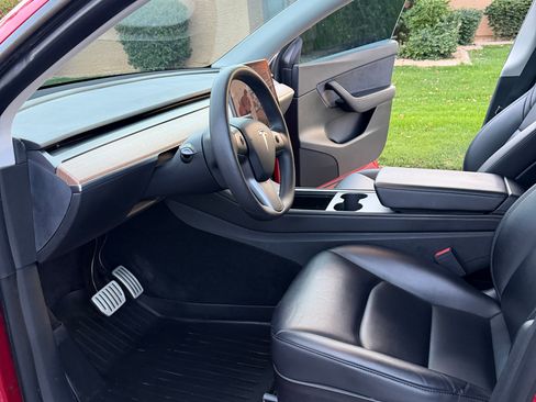 Used 2022 Tesla Model Y Performance image 9