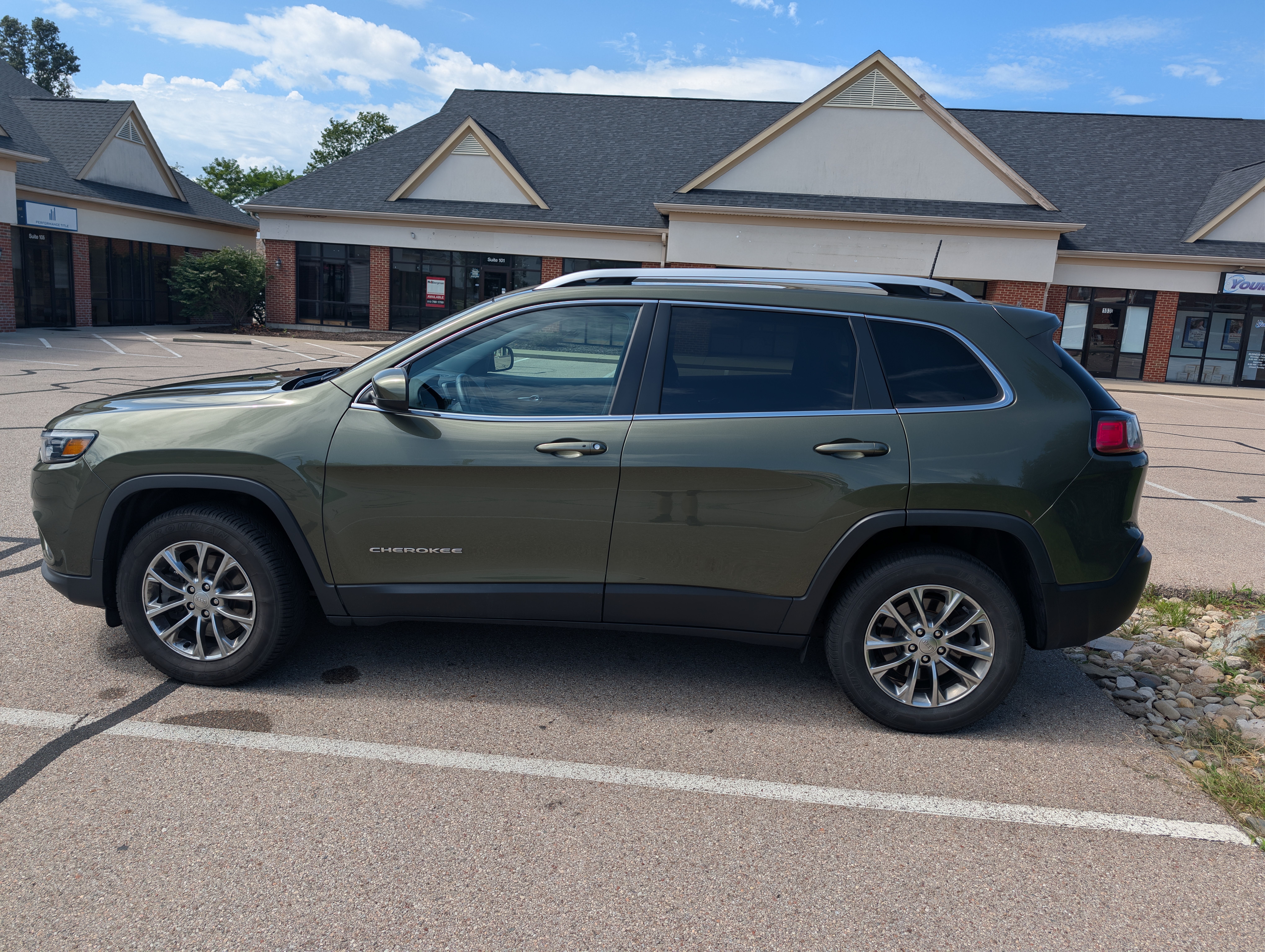 Used 2019 Jeep Cherokee Latitude Plus w/ Cold Weather Group AWD/4WD image 8