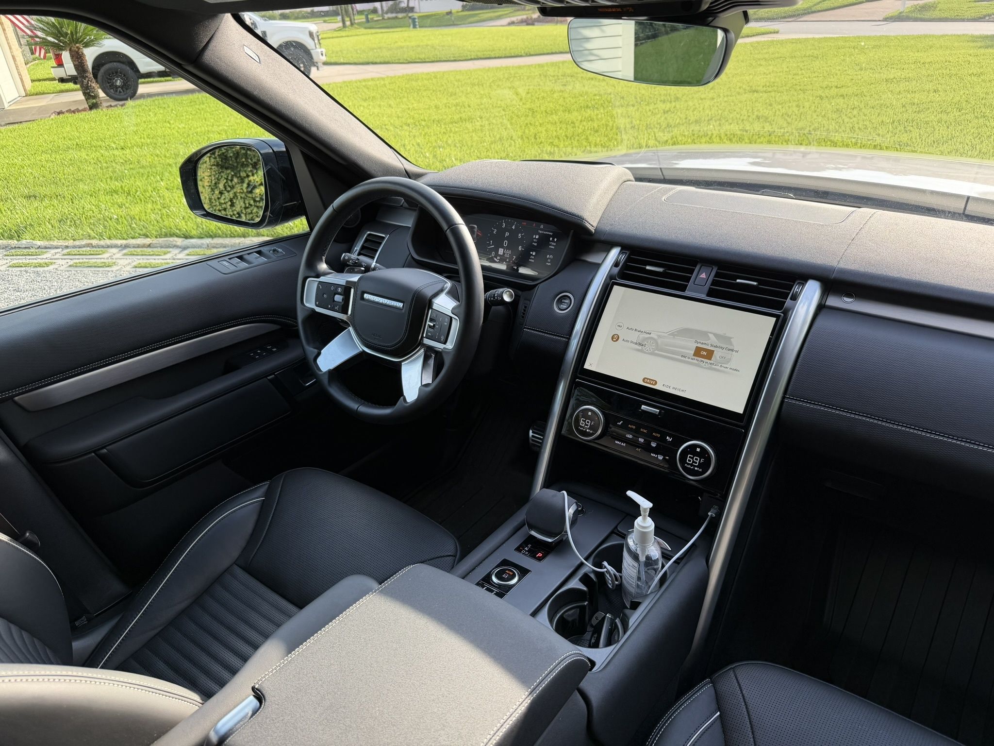 Used 2024 Land Rover Discovery Dynamic SE AWD/4WD image 14