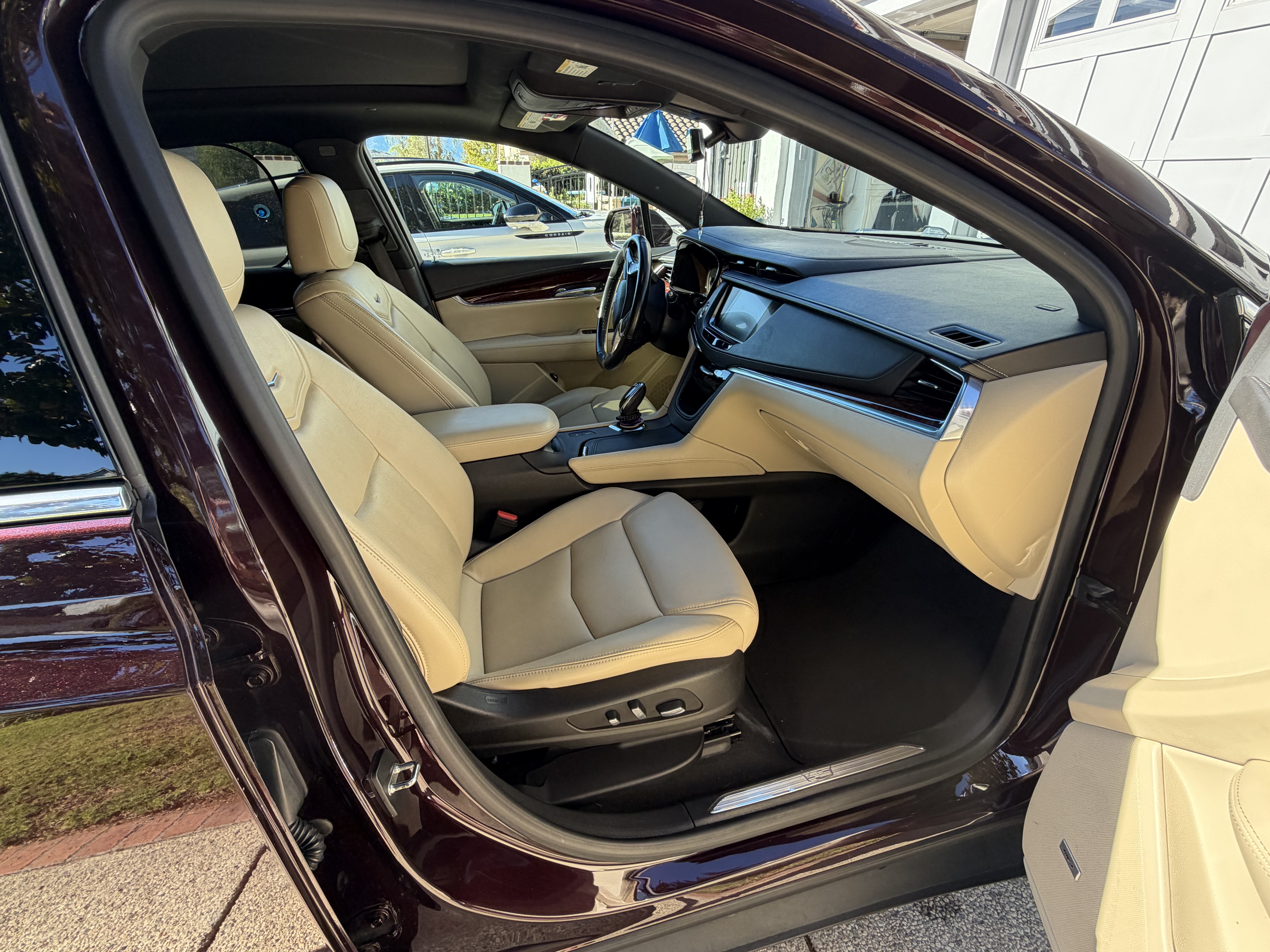 Used 2018 Cadillac XT5 Premium Luxury w/ Driver Assist Package FWD image 11