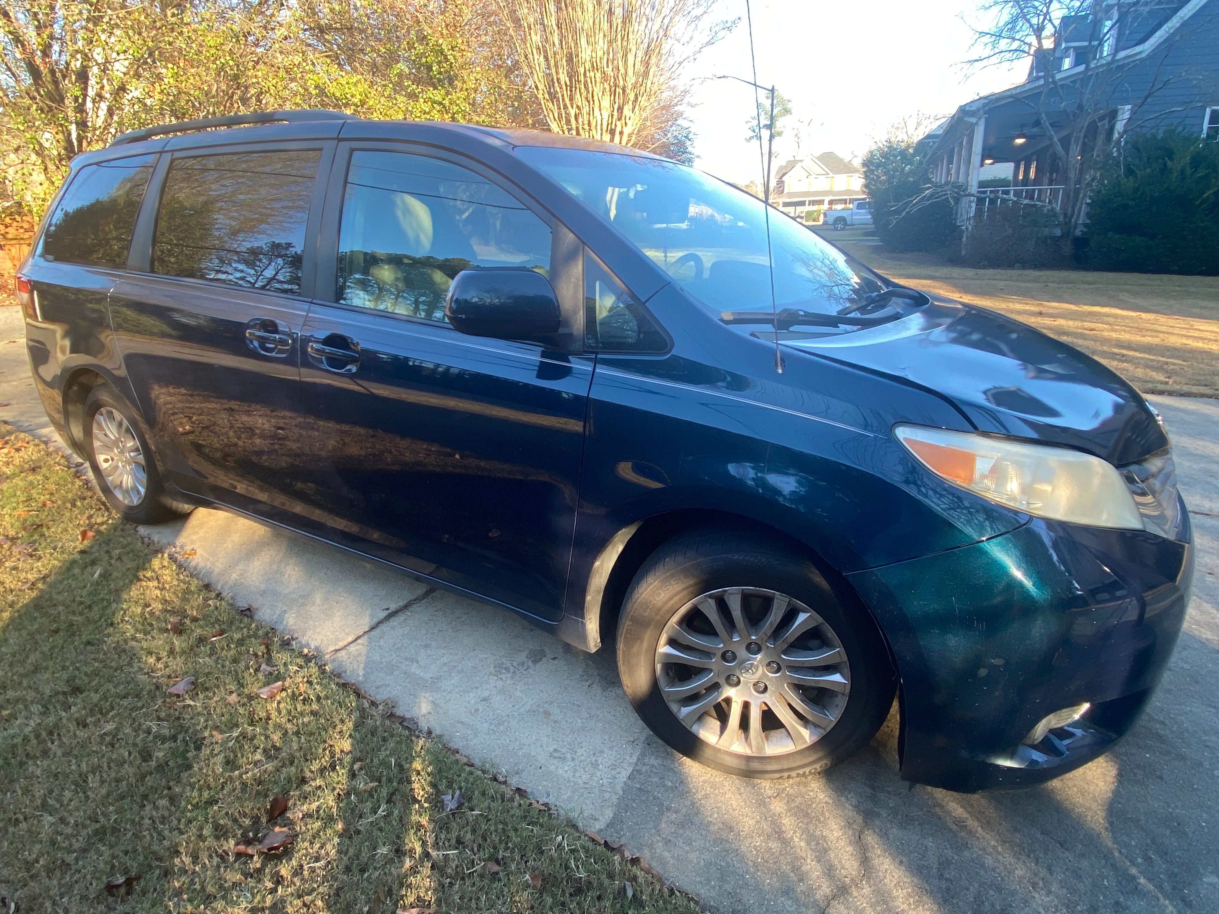 Used 2011 Toyota Sienna XLE FWD image 10