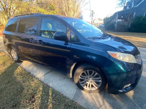 Used 2011 Toyota Sienna XLE image 10