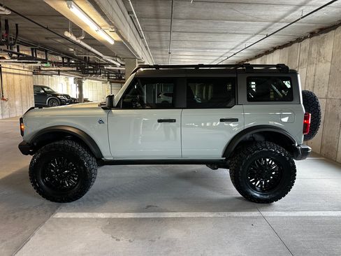 Used 2023 Ford Bronco Black Diamond w/ Sasquatch Package image 12