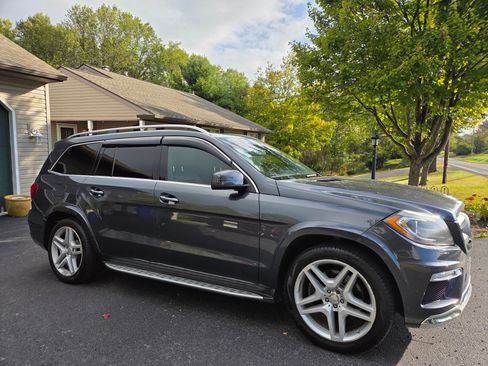 Used 2013 Mercedes-Benz GL 550 4MATIC image 1