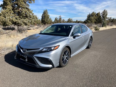 Used 2023 Toyota Camry SE w/ Cold Weather Package image 2
