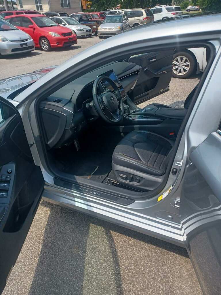 Used 2021 Toyota Avalon XSE w/ Carpet Mat Package (TMS) FWD image 6