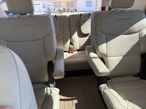 Used 2022 Ford Explorer Platinum w/ Technology Package image 15