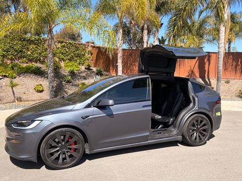 Used 2023 Tesla Model X Plaid image 2