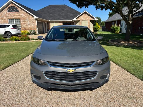 Used 2017 Chevrolet Malibu LT w/ Leather Package FWD image 5