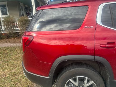 Used 2023 GMC Acadia SLE w/ Driver Convenience Package image 11