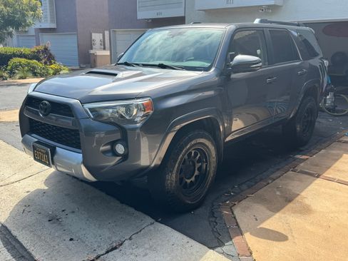 Used 2018 Toyota 4Runner TRD Off-Road Premium image 4