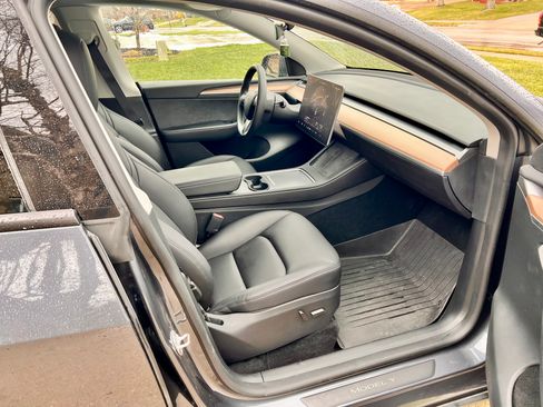 Used 2023 Tesla Model Y Long Range image 10