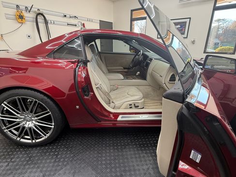 Used 2006 Cadillac XLR V image 12