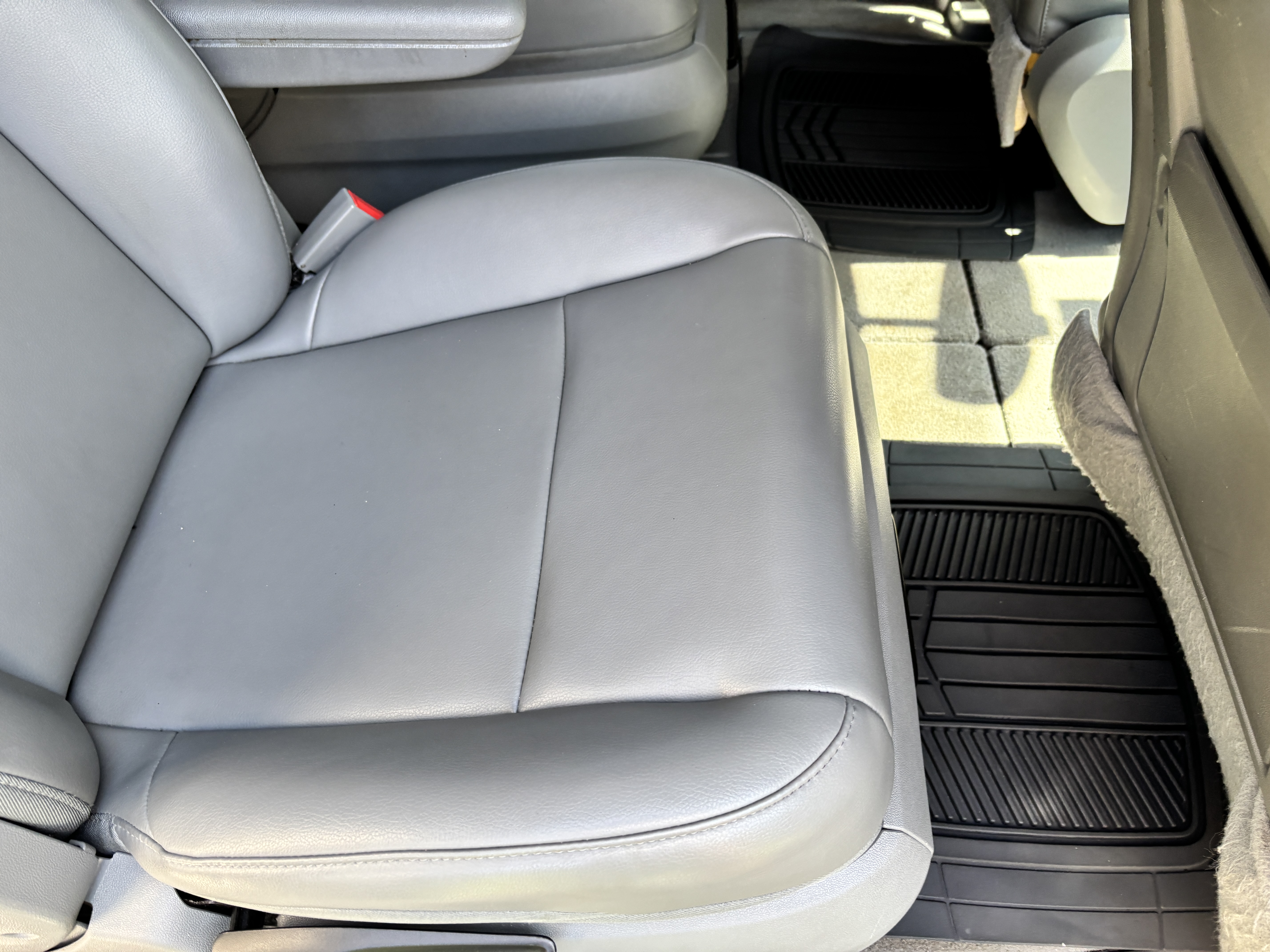 Used 2012 Volkswagen Routan SE FWD image 4