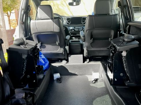 Used 2025 Chrysler Voyager LX image 2