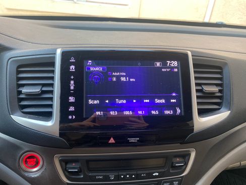 Used 2017 Honda Pilot EX image 2