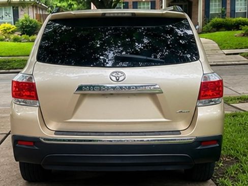 Used 2012 Toyota Highlander Limited w/ Tow Pkg AWD/4WD image 4