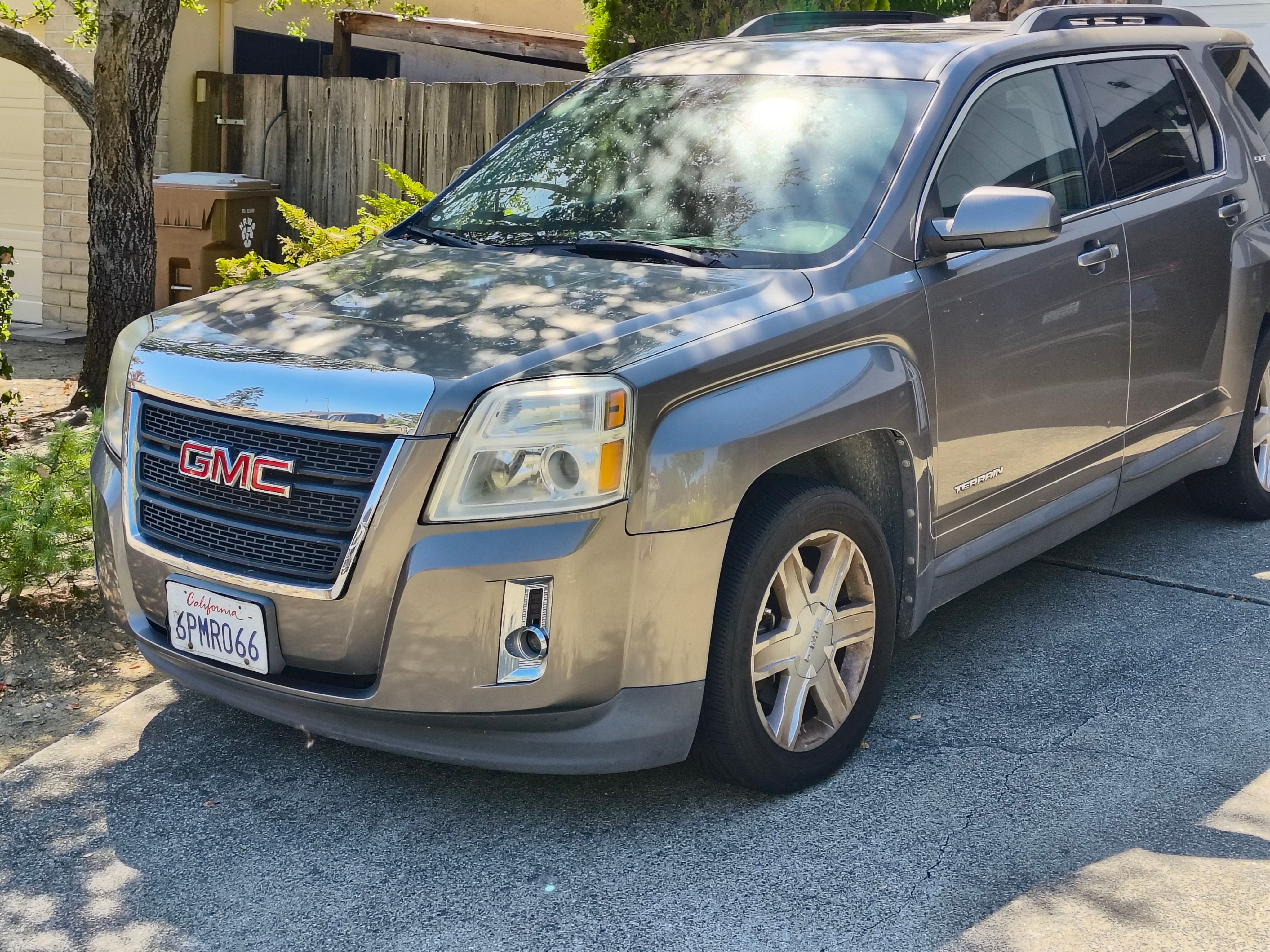 Used 2011 GMC Terrain SLT FWD image 2