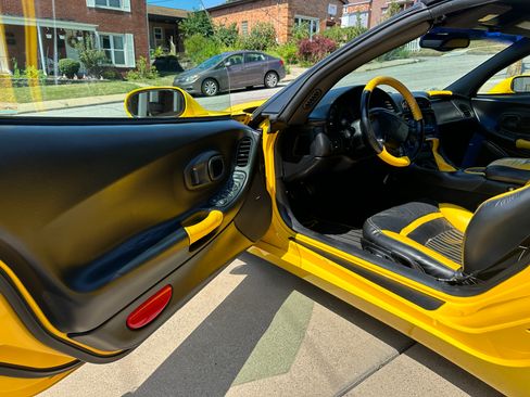 Used 2001 Chevrolet Corvette Convertible w/ Preferred Equipment Group2 image 5