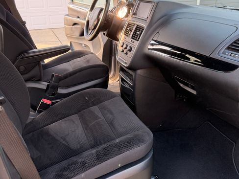 Used 2018 Dodge Grand Caravan SE FWD image 32