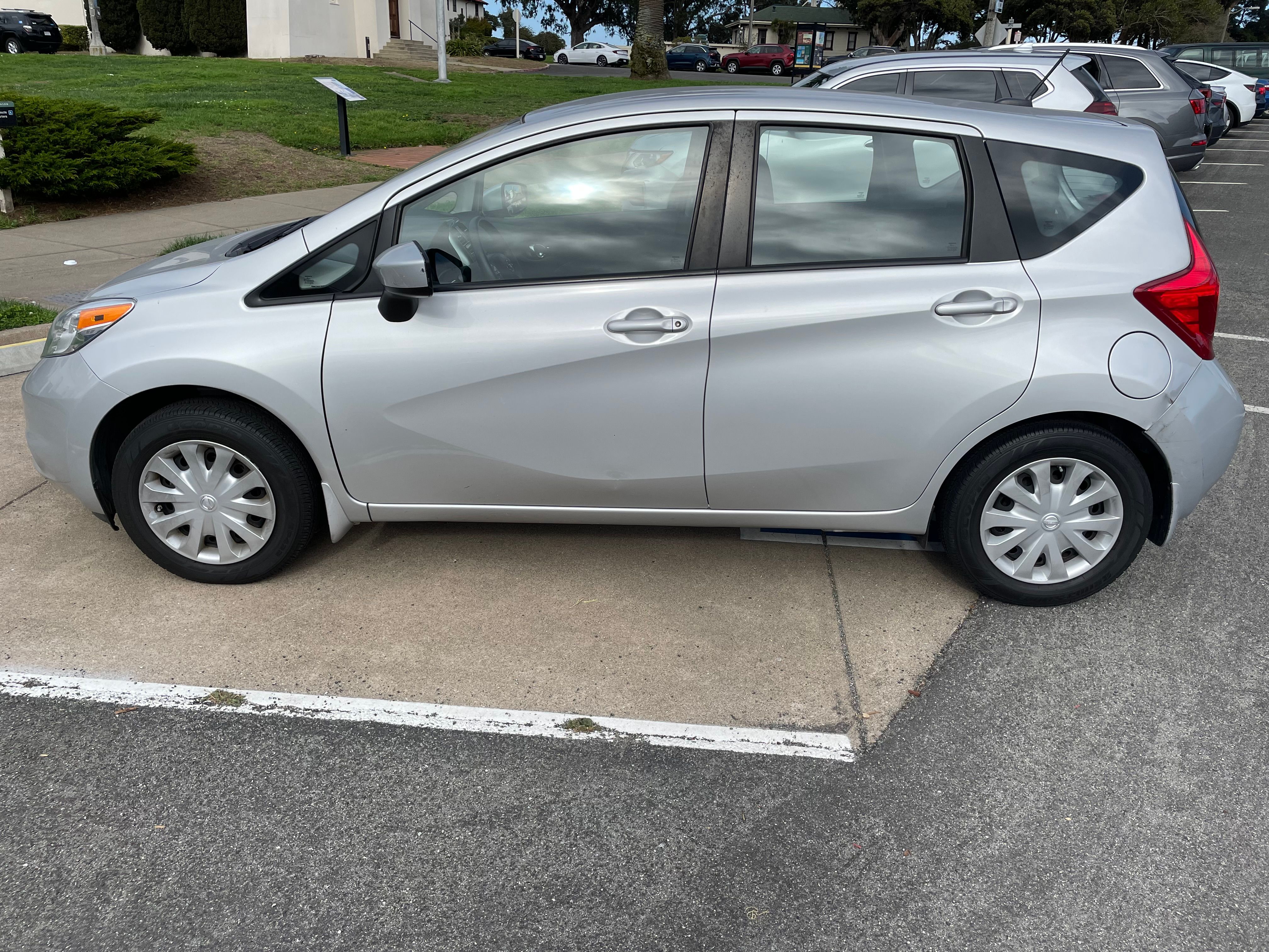 Used 2016 Nissan Versa Note SV FWD image 1