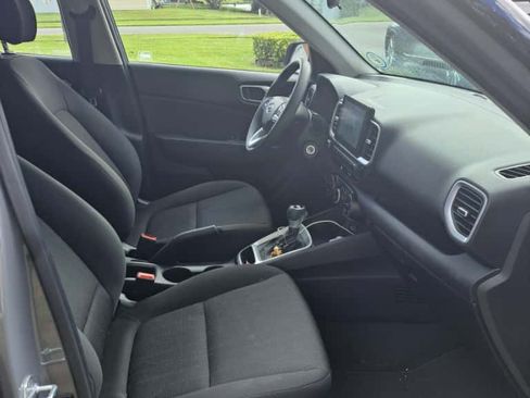Used 2021 Hyundai Venue SE image 5