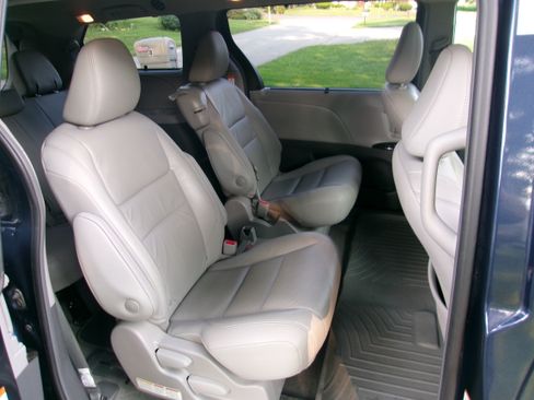 Used 2018 Toyota Sienna XLE Premium FWD image 14