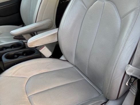 Used 2018 Chrysler Pacifica Limited w/ Tire & Wheel Group image 8