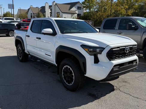 Used 2024 Toyota Tacoma TRD Off-Road image 4