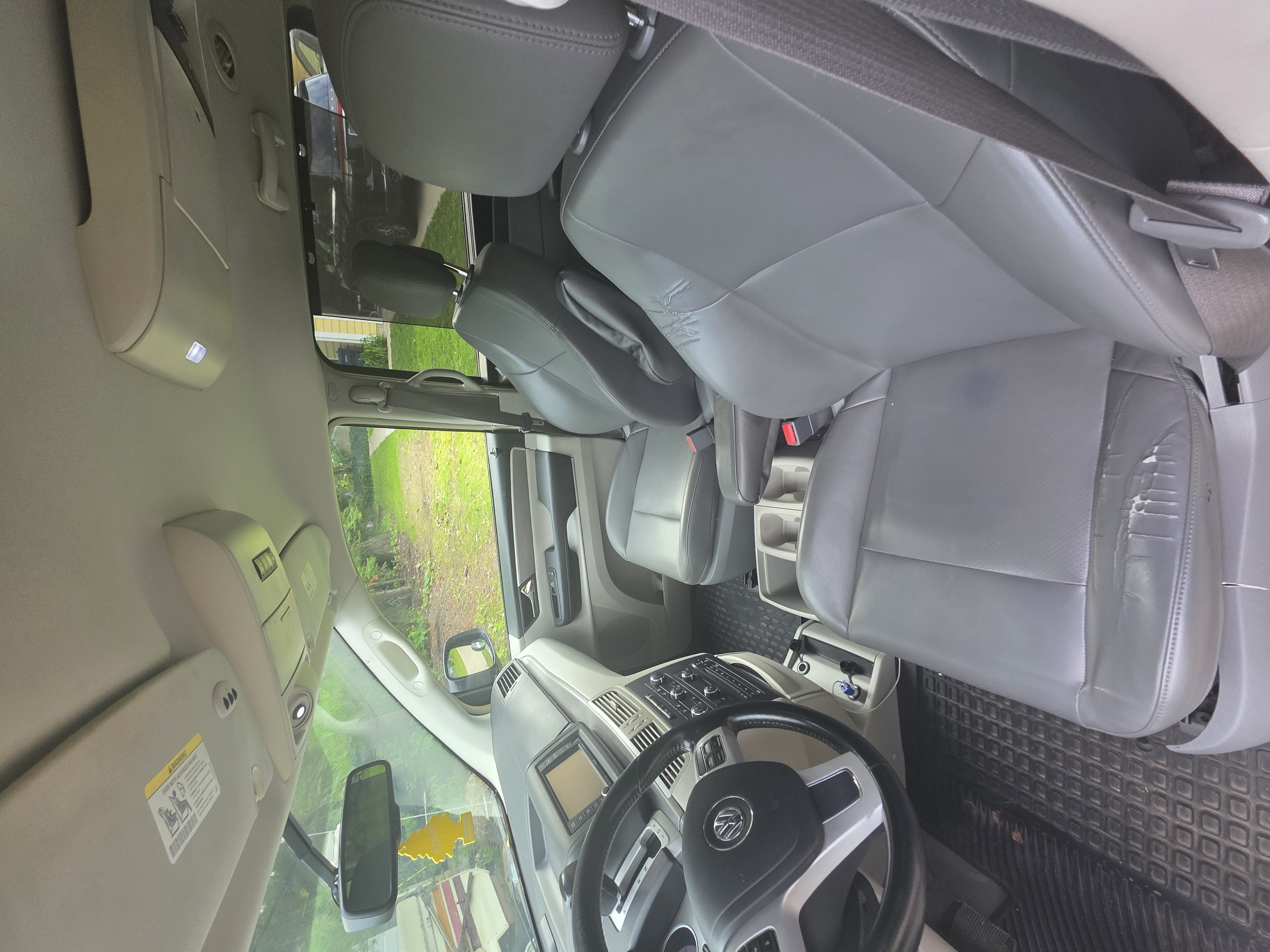 Used 2012 Volkswagen Routan SE FWD image 17