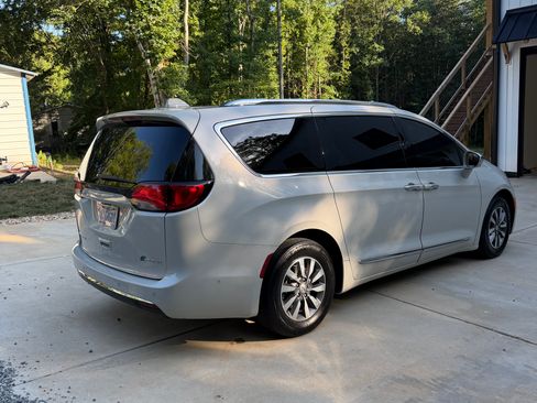 Used 2020 Chrysler Pacifica Limited w/ Advanced Safetytec Group FWD image 4