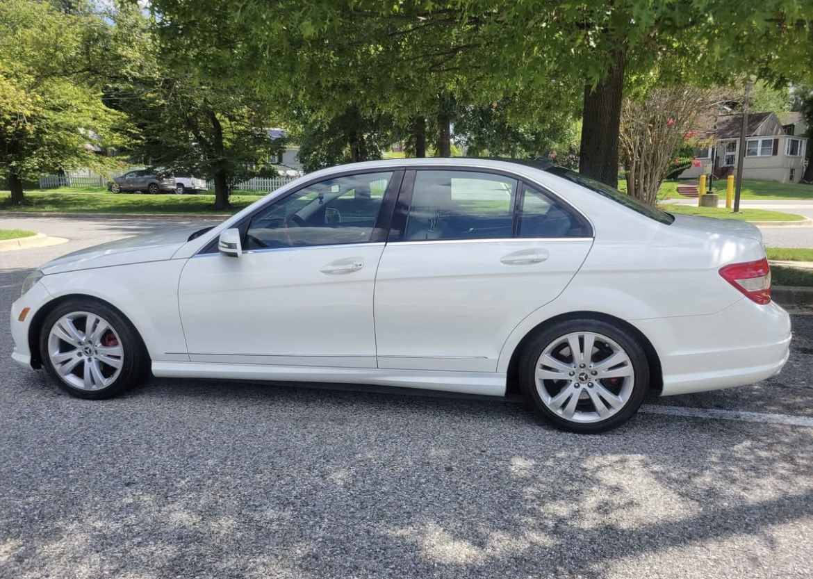 Used 2011 Mercedes-Benz C 300 4MATIC Sedan image 8