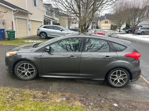 Used 2016 Ford Focus SE w/ SE Sport Package image 10