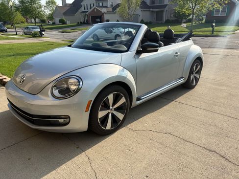 Used 2013 Volkswagen Beetle 2.0T image 1
