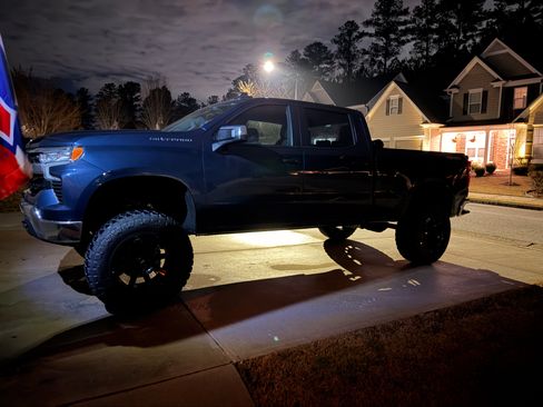 Used 2023 Chevrolet Silverado 1500 LT image 1