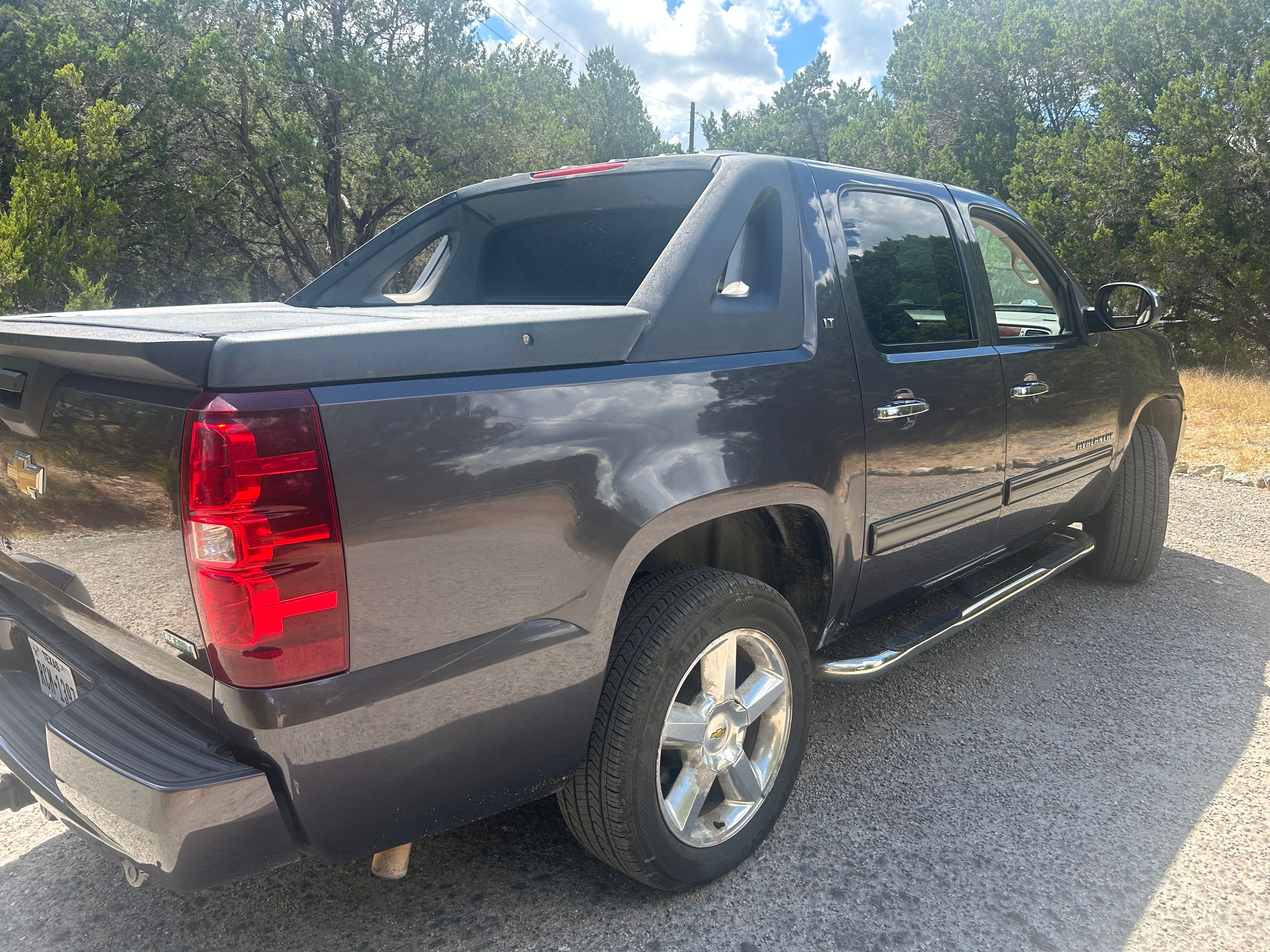 Used 2010 Chevrolet Avalanche LT w/ Luxury Package AWD/4WD image 5