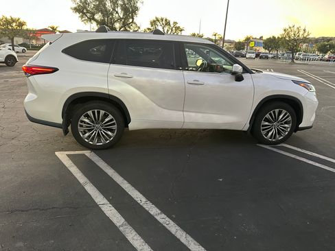 Used 2020 Toyota Highlander Platinum image 2