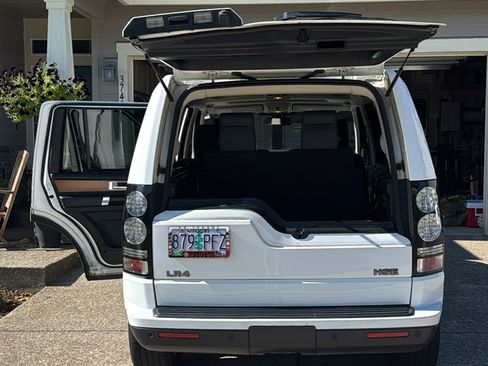 Used 2015 Land Rover LR4 HSE AWD/4WD image 16
