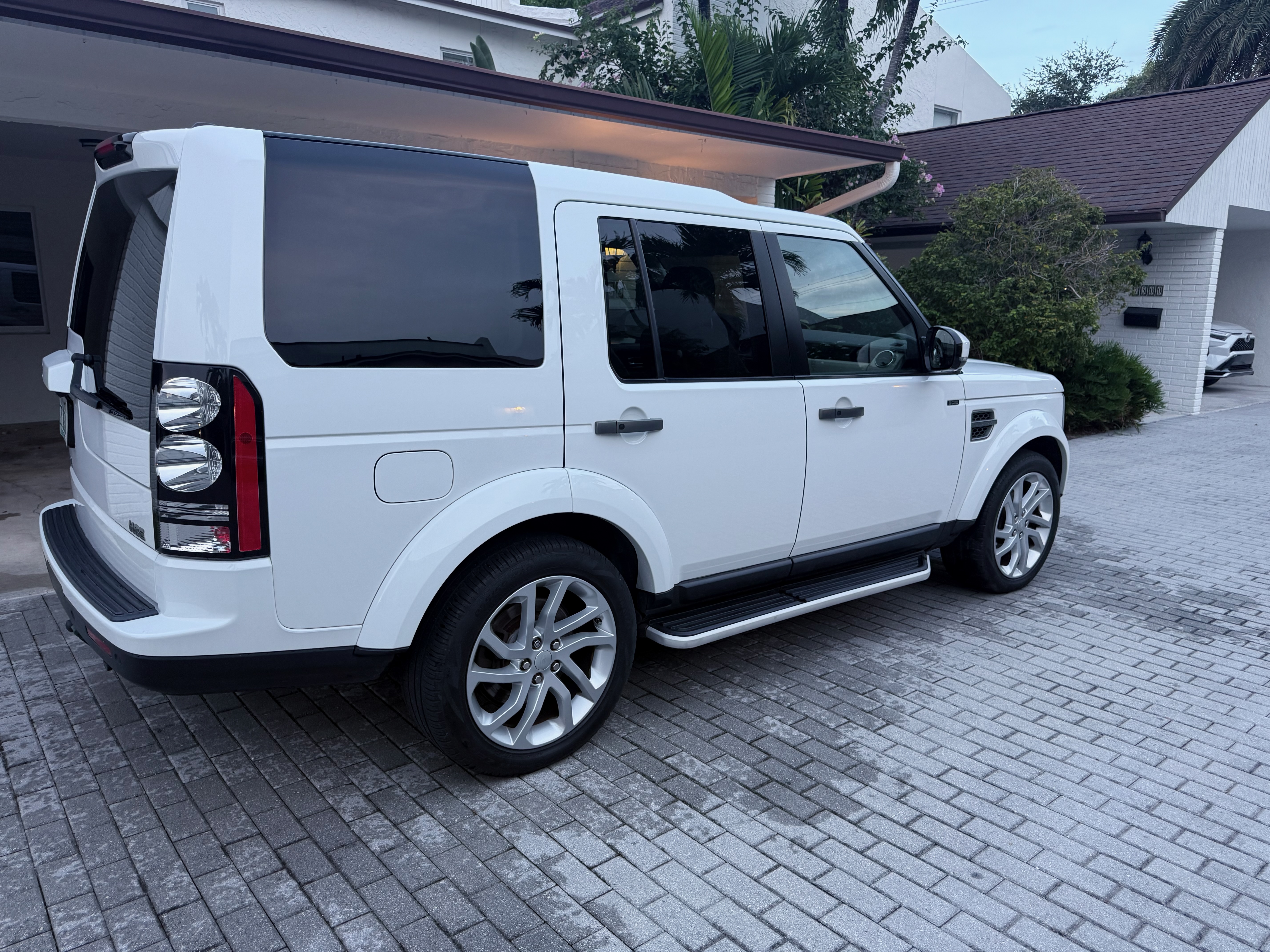 Used 2016 Land Rover LR4 HSE Silver Edition AWD/4WD image 6