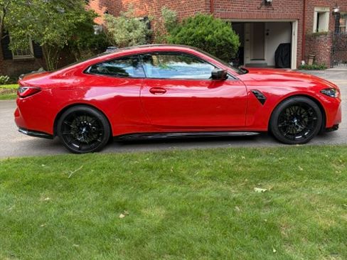 Used 2021 BMW M4 Competition w/ M Carbon Exterior Package RWD image 9
