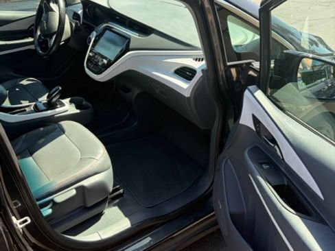 Used 2020 Chevrolet Bolt Premier w/ Infotainment Package FWD image 8