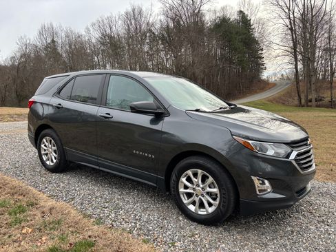 Used 2020 Chevrolet Equinox LS w/ LS Convenience Package image 4