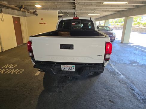 Used 2018 Toyota Tacoma SR5 w/ Four Season Floor Mat Package RWD image 4