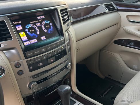 Used 2013 Lexus LX 570 4WD w/ Luxury Pkg image 16