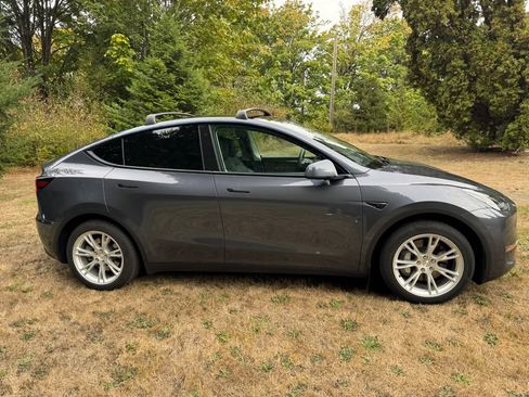 Used 2023 Tesla Model Y Long Range image 2