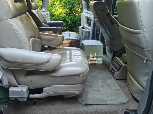 Used 2004 Chevrolet Express 1500 LS Van 3D image 8