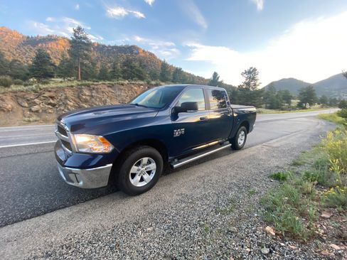 Used 2019 RAM 1500 Classic SLT w/ Luxury Group image 5