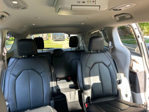 Used 2020 Chrysler Pacifica Touring-L FWD image 10