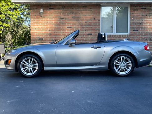 Used 2010 MAZDA MX-5 Miata Sport w/ Convenience Pkg RWD image 14