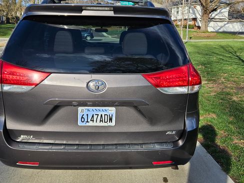 Used 2012 Toyota Sienna XLE image 8